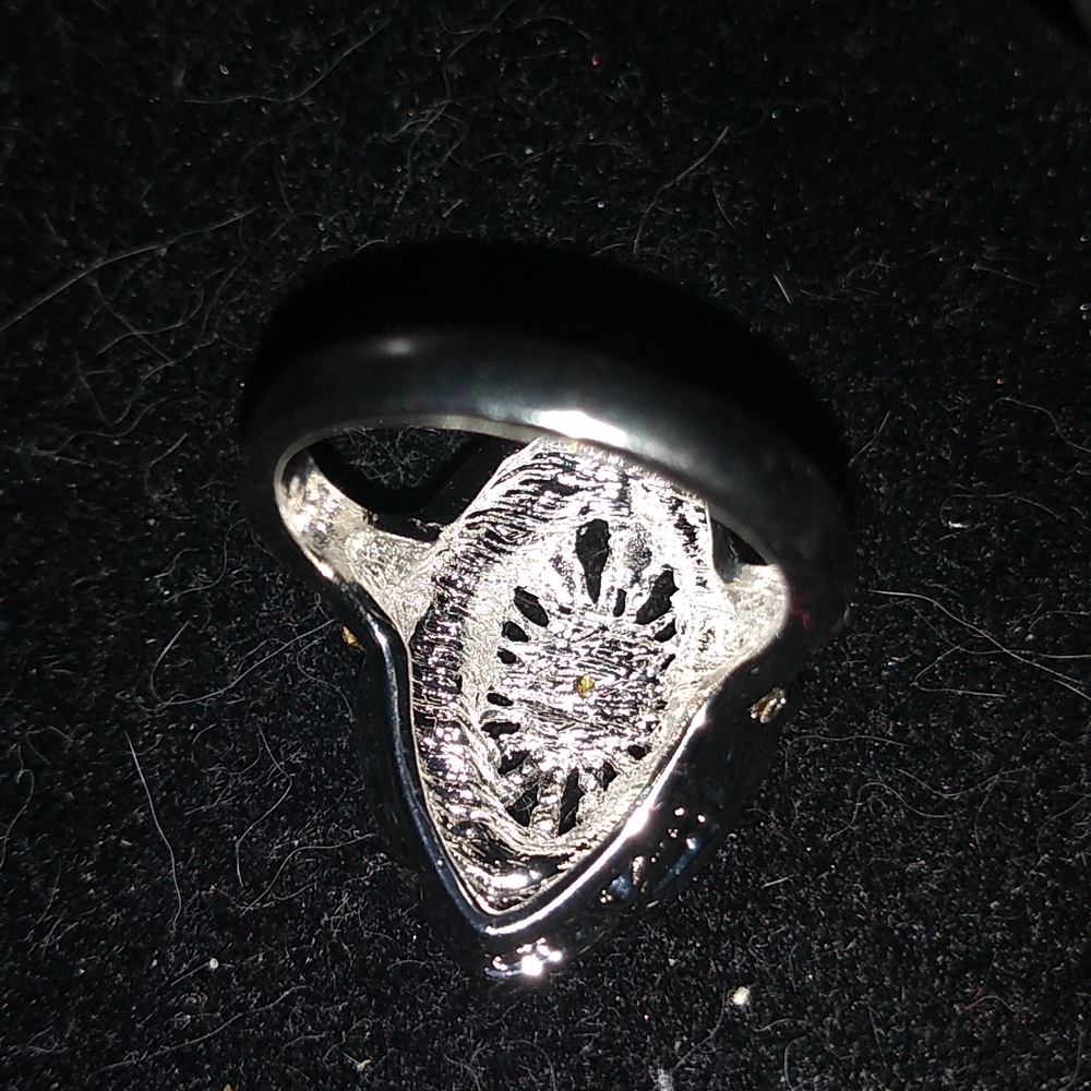 Green and White Crystal Ring - Picture 4 of 4